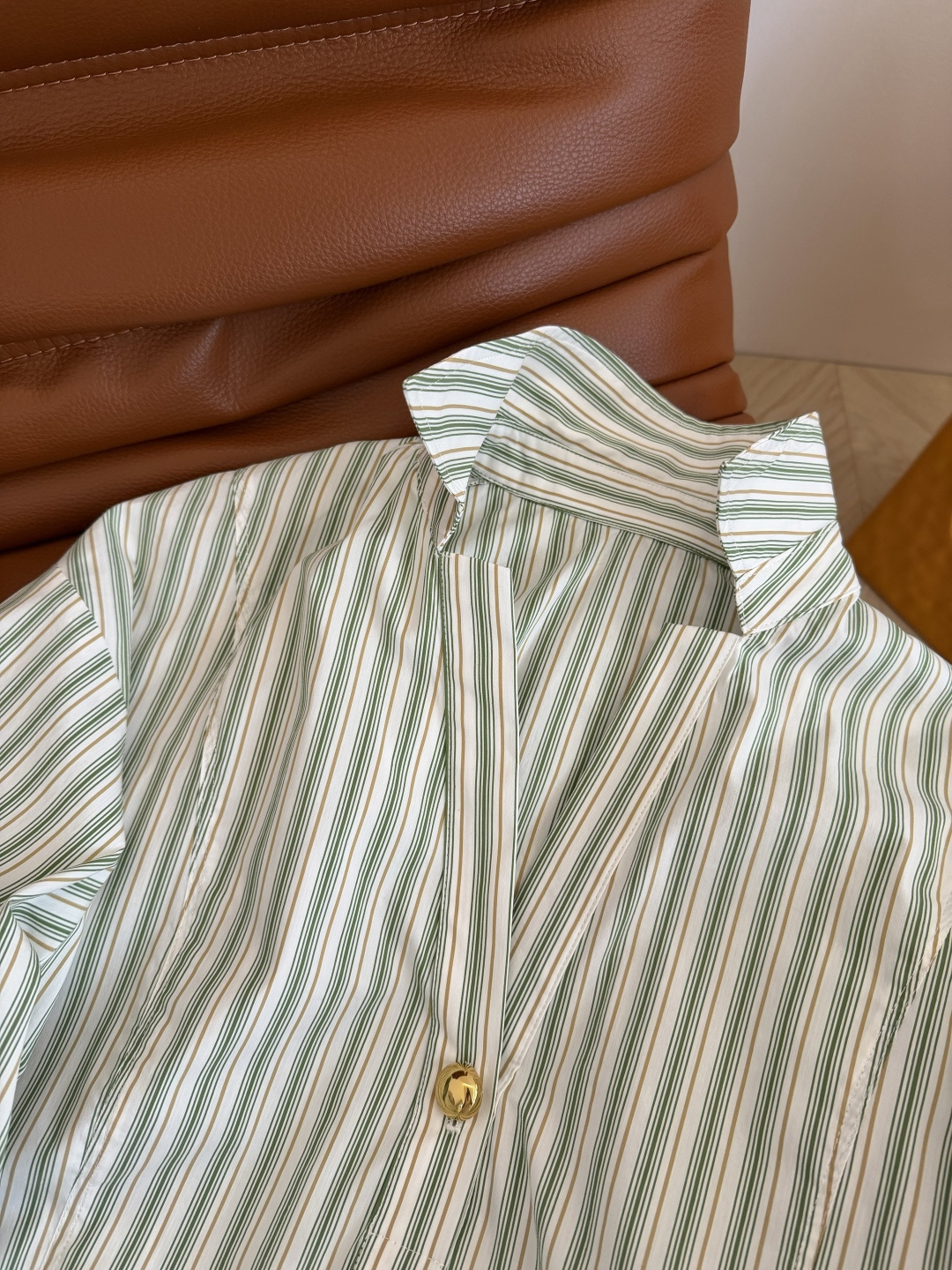 沈梦辰同款 26ss 一粒扣设计V领衬衫 很有博主街拍范的一件衬衫 休闲随意慵懒 有种自带范儿的魔力感 