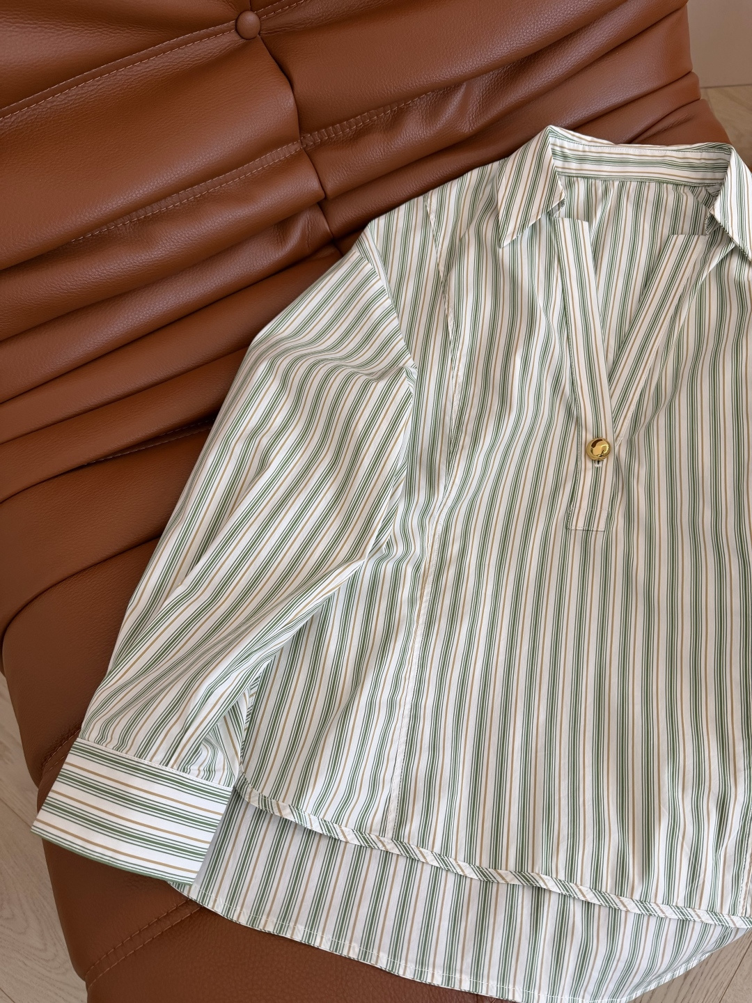 沈梦辰同款 26ss 一粒扣设计V领衬衫 很有博主街拍范的一件衬衫 休闲随意慵懒 有种自带范儿的魔力感 