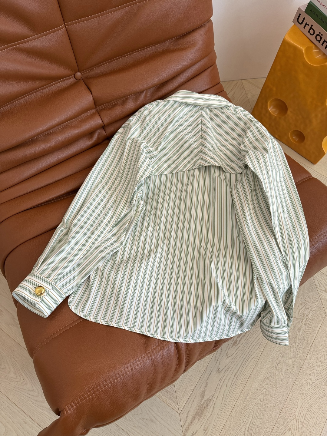 沈梦辰同款 26ss 一粒扣设计V领衬衫 很有博主街拍范的一件衬衫 休闲随意慵懒 有种自带范儿的魔力感 