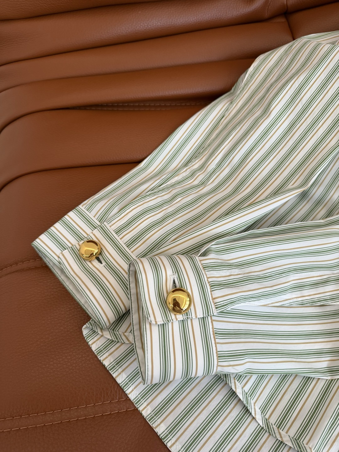 沈梦辰同款 26ss 一粒扣设计V领衬衫 很有博主街拍范的一件衬衫 休闲随意慵懒 有种自带范儿的魔力感 