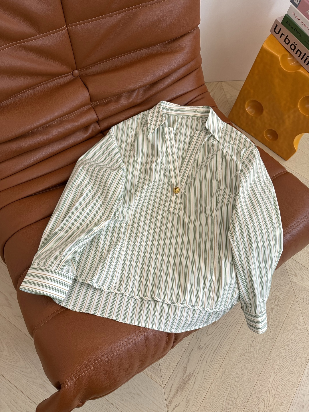 沈梦辰同款 26ss 一粒扣设计V领衬衫 很有博主街拍范的一件衬衫 休闲随意慵懒 有种自带范儿的魔力感 