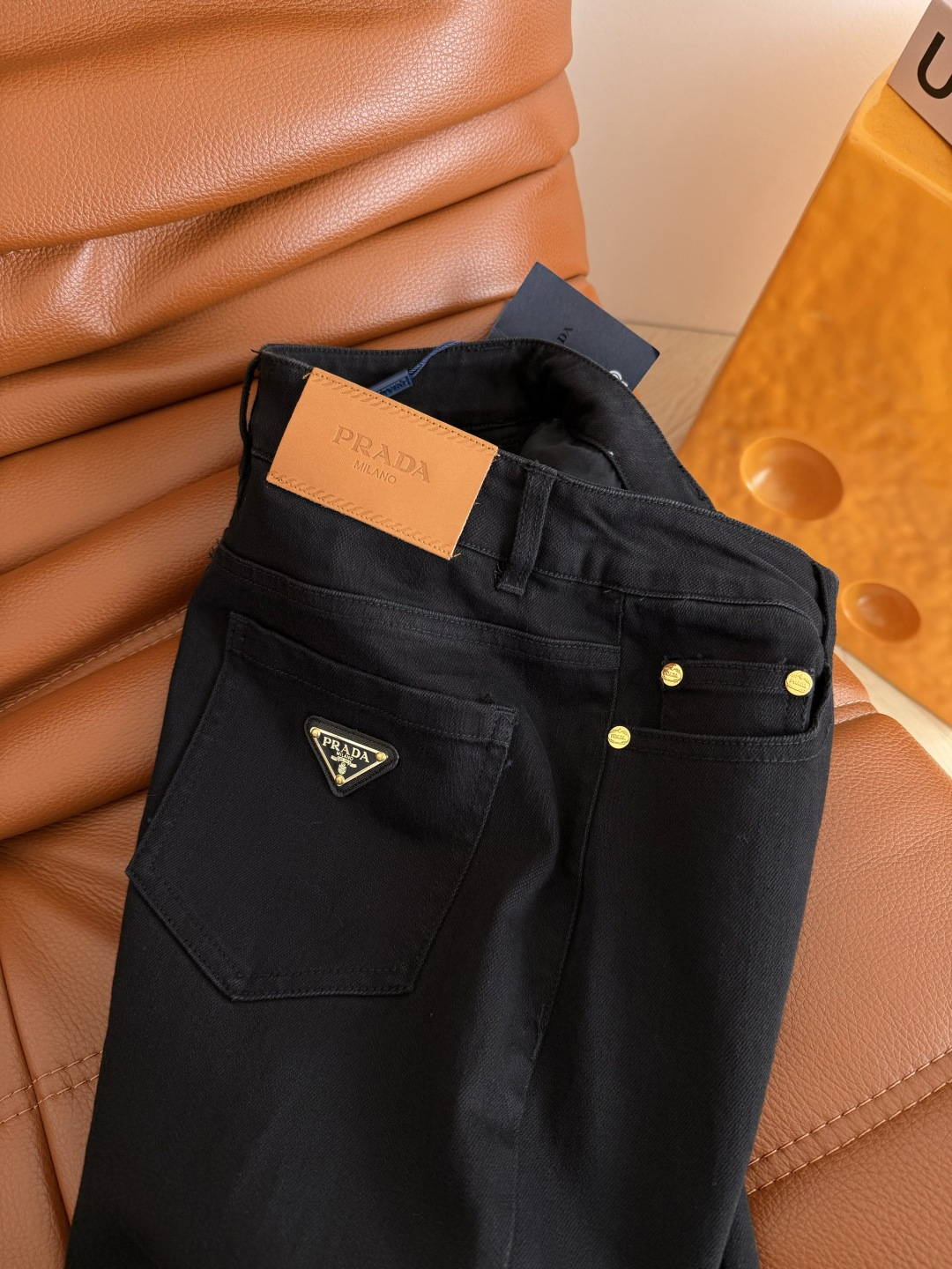 逆天改腿的微喇裤 26ss 后备三角标装饰微喇牛仔裤 上身就是大美女的氛围感 又A又飒 修身微喇的剪裁 