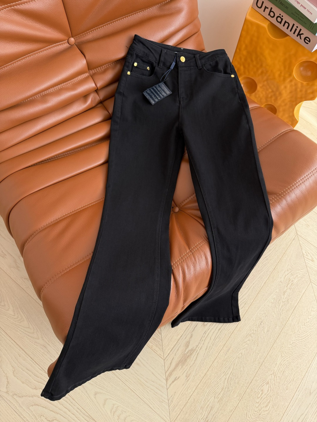 逆天改腿的微喇裤 26ss 后备三角标装饰微喇牛仔裤 上身就是大美女的氛围感 又A又飒 修身微喇的剪裁 