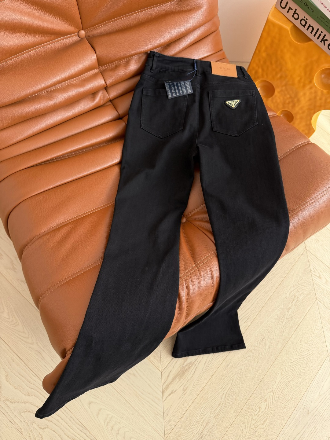 逆天改腿的微喇裤 26ss 后备三角标装饰微喇牛仔裤 上身就是大美女的氛围感 又A又飒 修身微喇的剪裁 