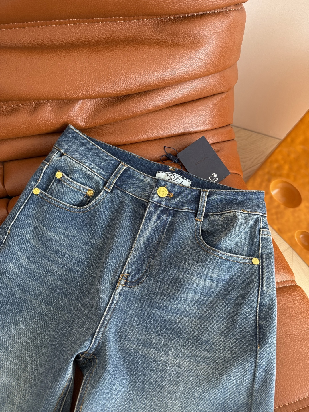 逆天改腿的微喇裤 26ss 后备三角标装饰微喇牛仔裤 上身就是大美女的氛围感 又A又飒 修身微喇的剪裁 