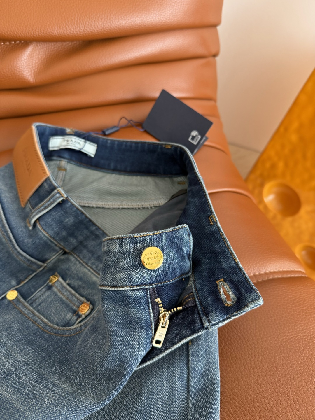 逆天改腿的微喇裤 26ss 后备三角标装饰微喇牛仔裤 上身就是大美女的氛围感 又A又飒 修身微喇的剪裁 