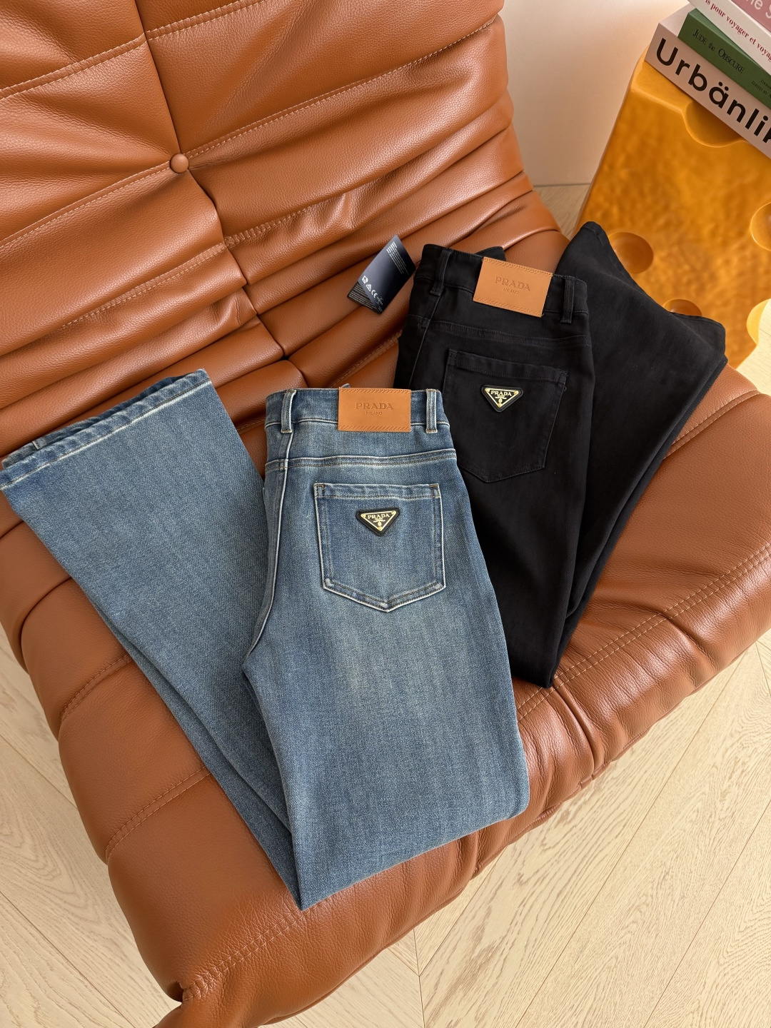 逆天改腿的微喇裤 26ss 后备三角标装饰微喇牛仔裤 上身就是大美女的氛围感 又A又飒 修身微喇的剪裁 