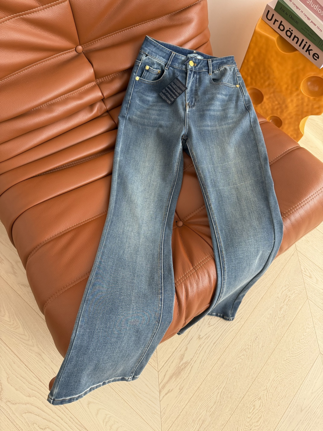 逆天改腿的微喇裤 26ss 后备三角标装饰微喇牛仔裤 上身就是大美女的氛围感 又A又飒 修身微喇的剪裁 