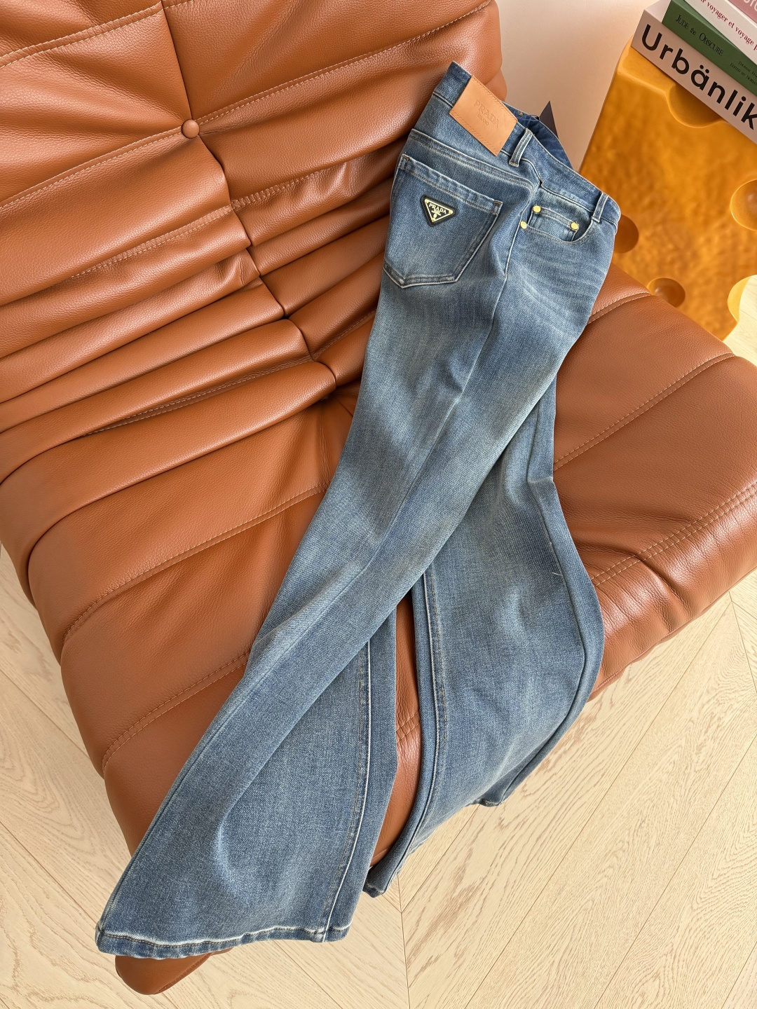 逆天改腿的微喇裤 26ss 后备三角标装饰微喇牛仔裤 上身就是大美女的氛围感 又A又飒 修身微喇的剪裁 