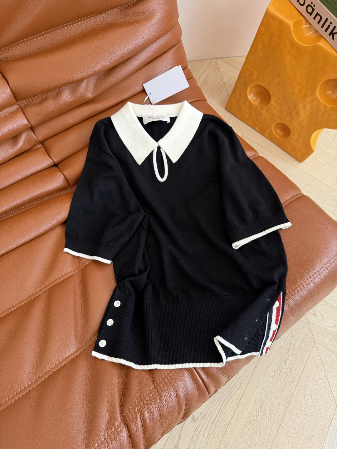 26春夏 镂空水滴形状设计针织上衣 经典的黑白撞色真的百穿不厌 下摆双侧加入了经典织带的拼接开叉设计 很