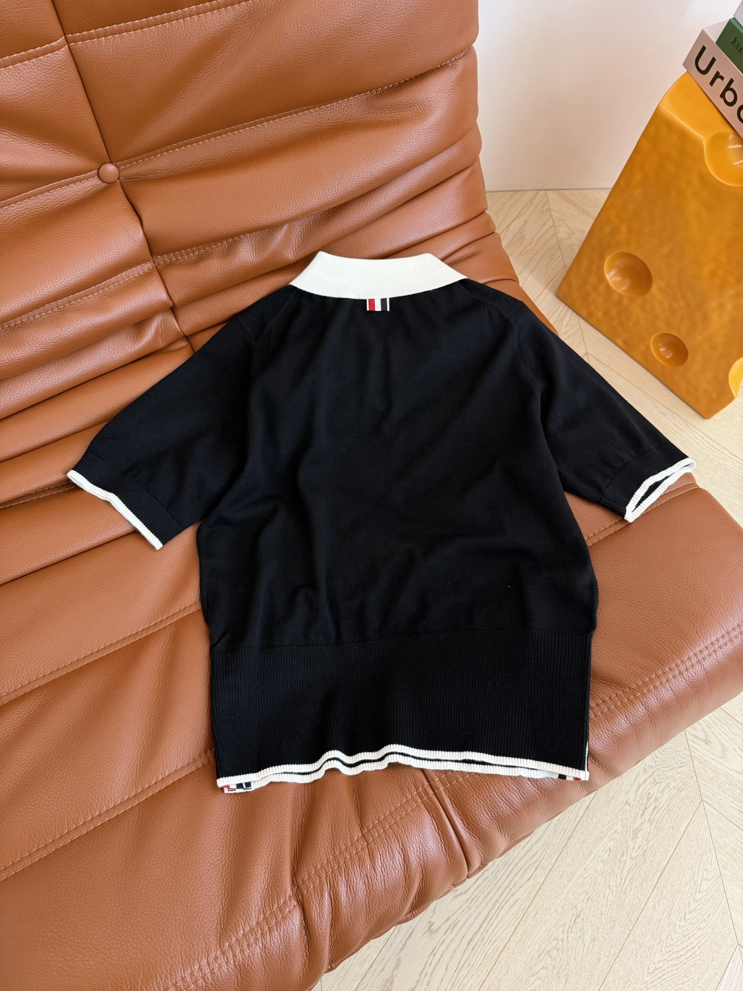 26春夏 镂空水滴形状设计针织上衣 经典的黑白撞色真的百穿不厌 下摆双侧加入了经典织带的拼接开叉设计 很