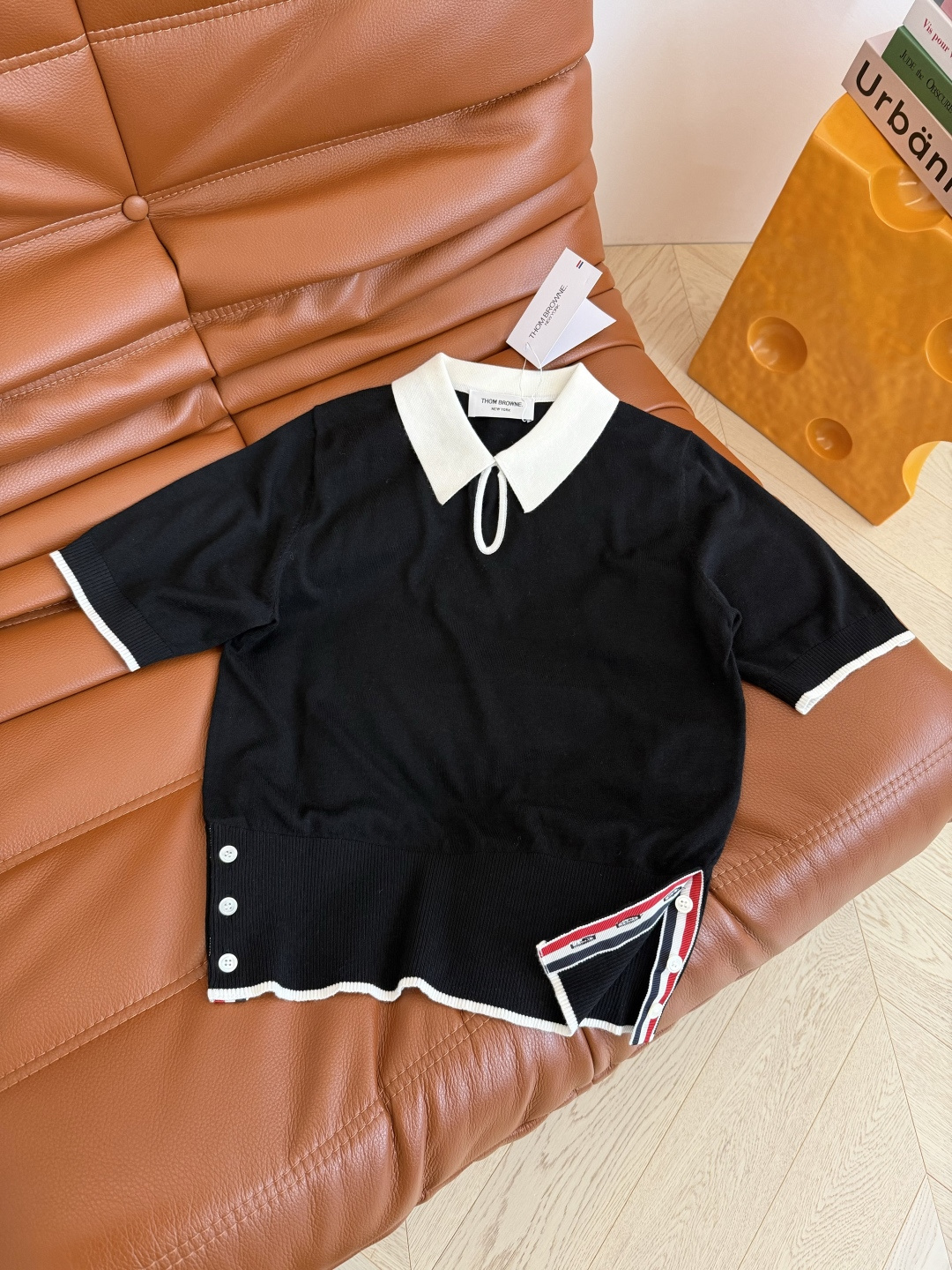 26春夏 镂空水滴形状设计针织上衣 经典的黑白撞色真的百穿不厌 下摆双侧加入了经典织带的拼接开叉设计 很