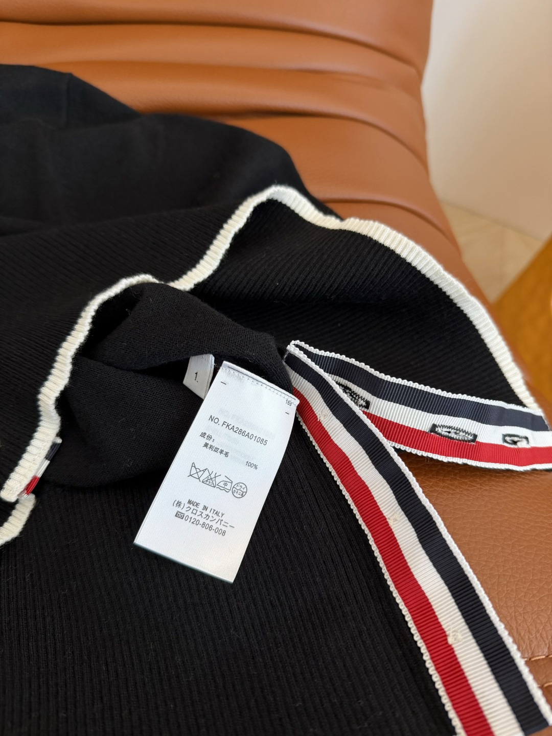 26春夏 镂空水滴形状设计针织上衣 经典的黑白撞色真的百穿不厌 下摆双侧加入了经典织带的拼接开叉设计 很