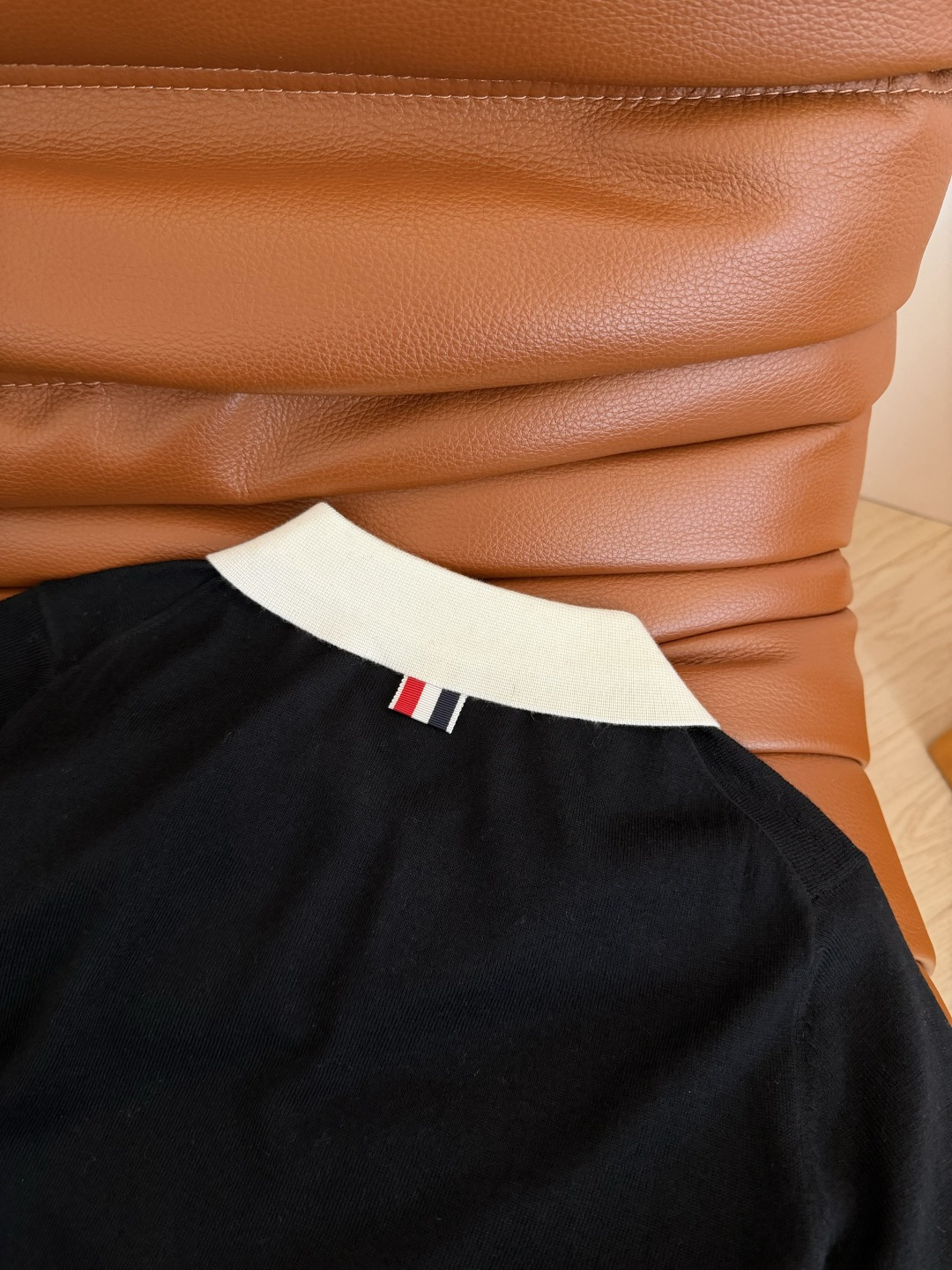 26春夏 镂空水滴形状设计针织上衣 经典的黑白撞色真的百穿不厌 下摆双侧加入了经典织带的拼接开叉设计 很