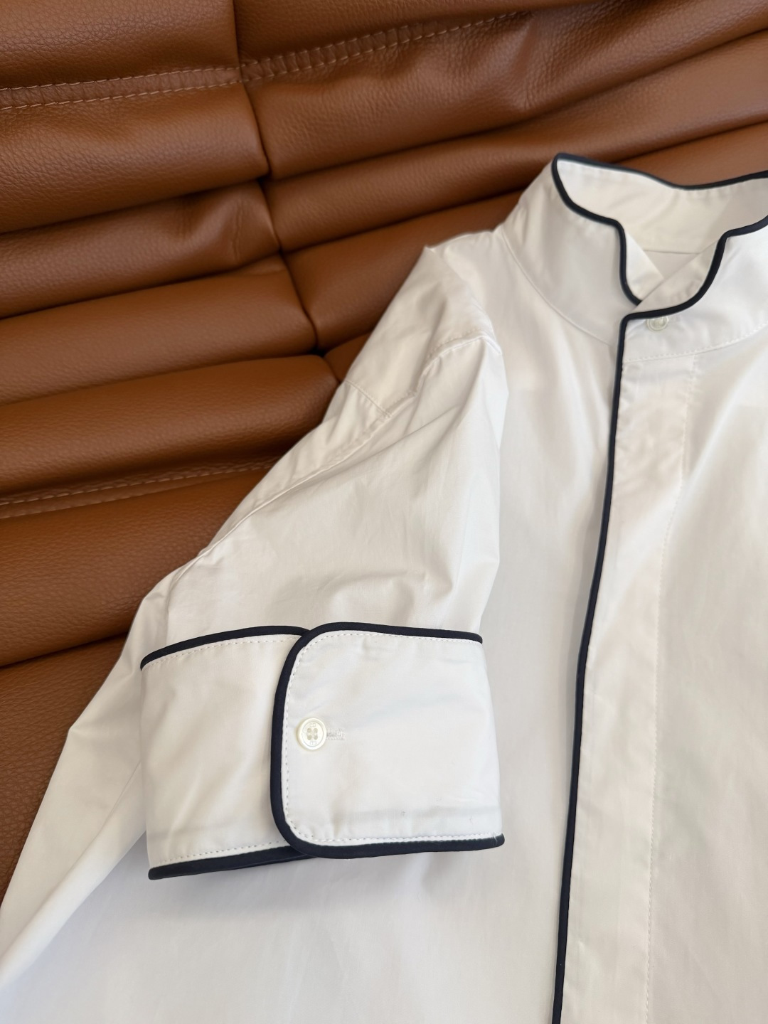 明星同款 26ss 撞色镶边设计短袖衬衫 是小翻口的立领设计 法式浪漫和精致感再线 很简约的即视感 又不