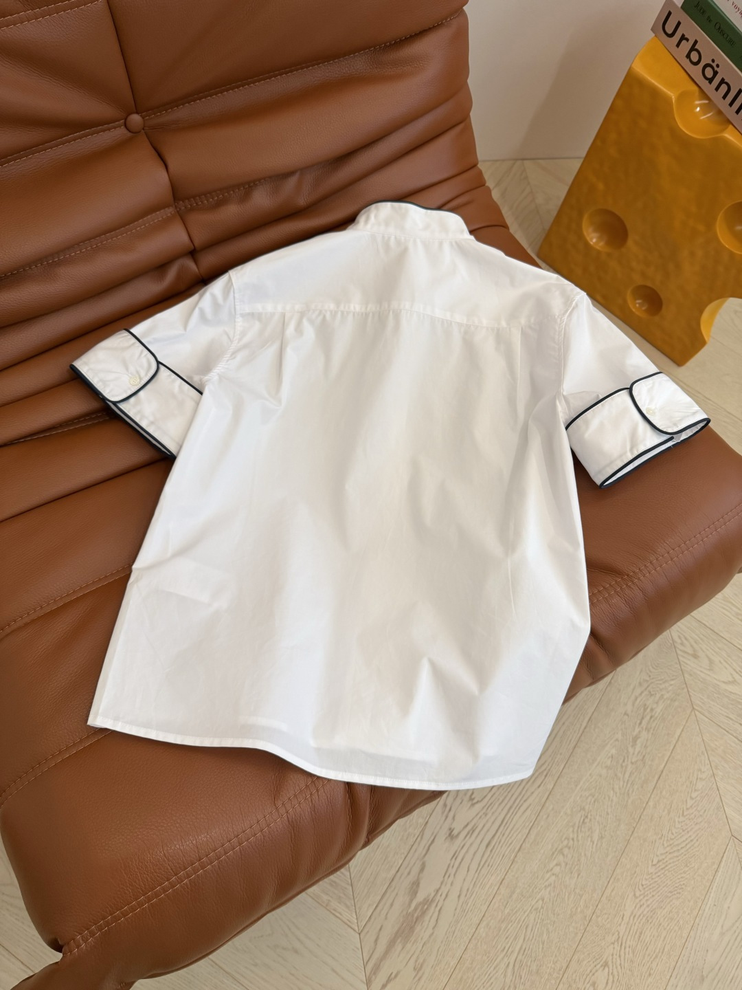 明星同款 26ss 撞色镶边设计短袖衬衫 是小翻口的立领设计 法式浪漫和精致感再线 很简约的即视感 又不