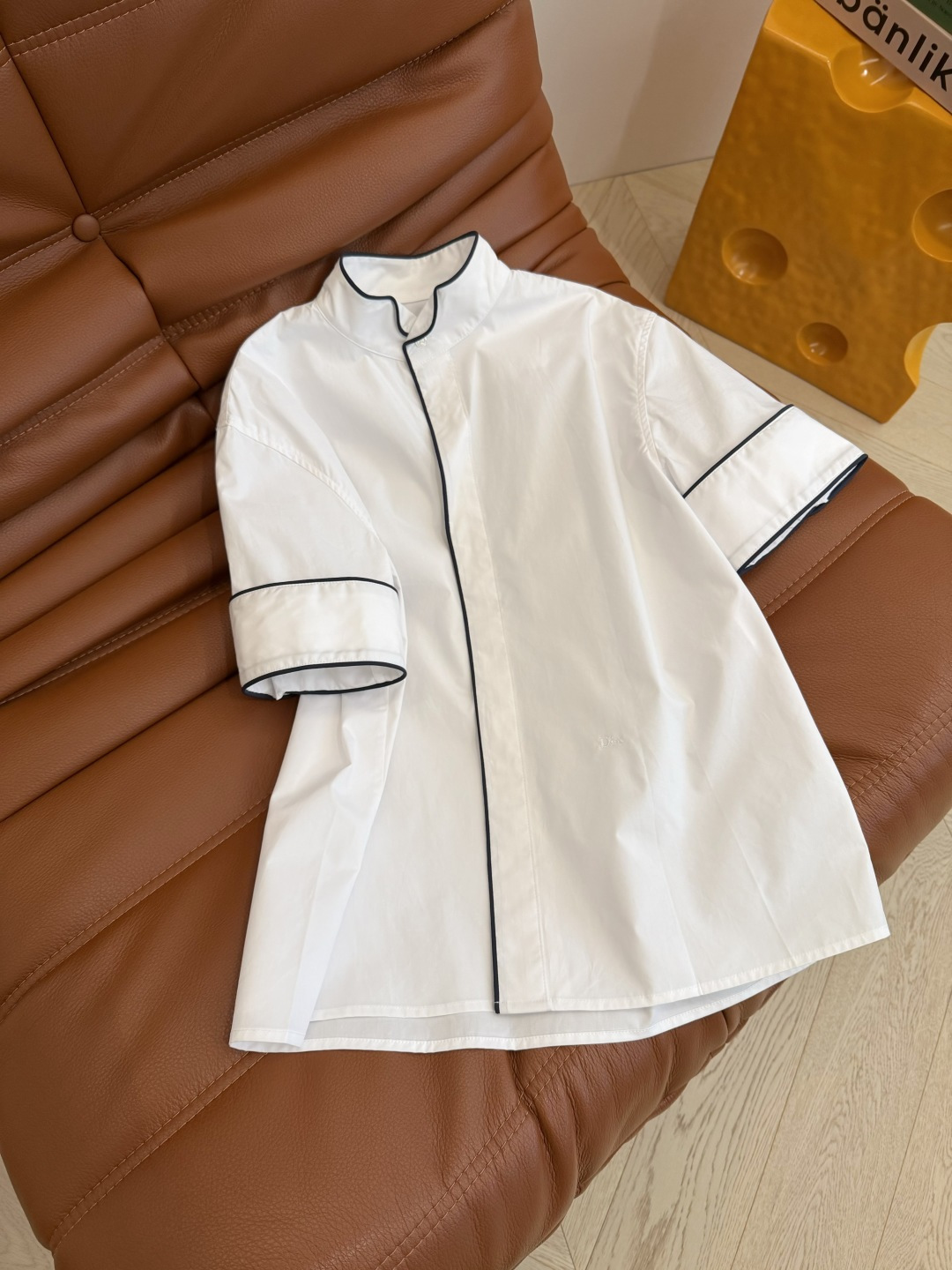 明星同款 26ss 撞色镶边设计短袖衬衫 是小翻口的立领设计 法式浪漫和精致感再线 很简约的即视感 又不