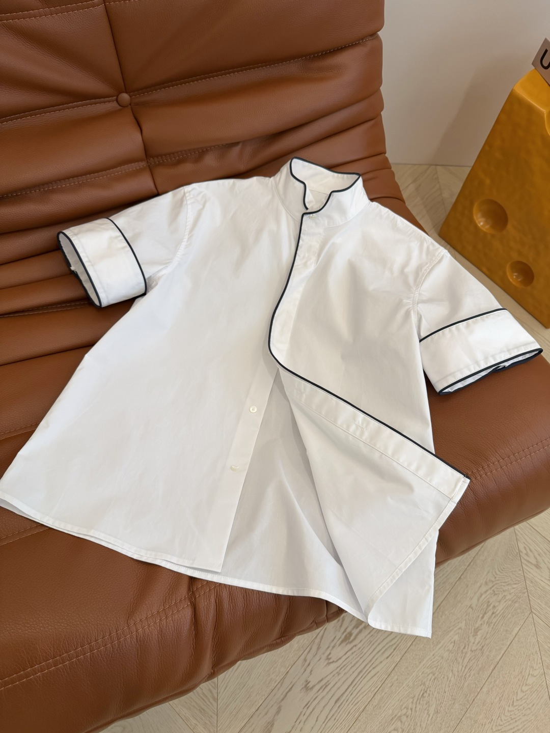 明星同款 26ss 撞色镶边设计短袖衬衫 是小翻口的立领设计 法式浪漫和精致感再线 很简约的即视感 又不