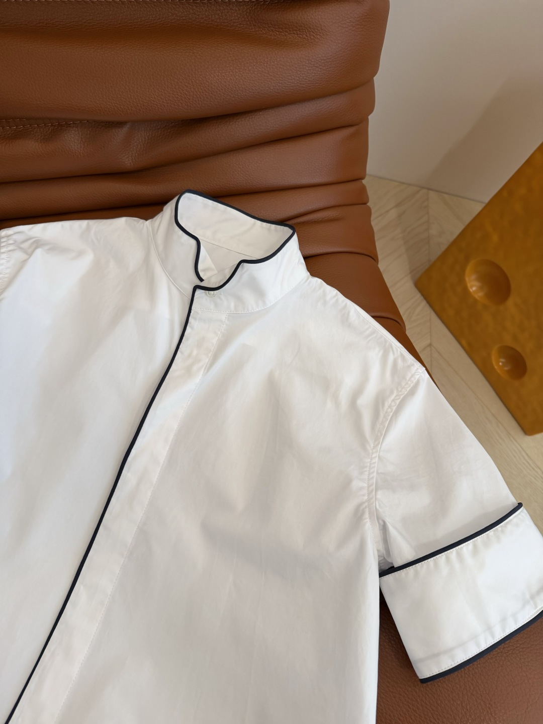 明星同款 26ss 撞色镶边设计短袖衬衫 是小翻口的立领设计 法式浪漫和精致感再线 很简约的即视感 又不