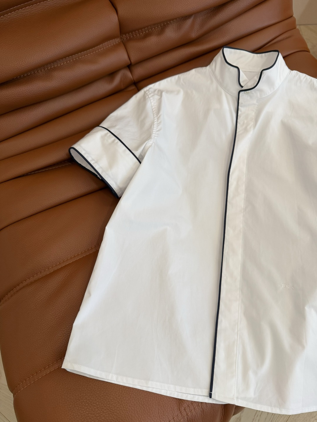 明星同款 26ss 撞色镶边设计短袖衬衫 是小翻口的立领设计 法式浪漫和精致感再线 很简约的即视感 又不