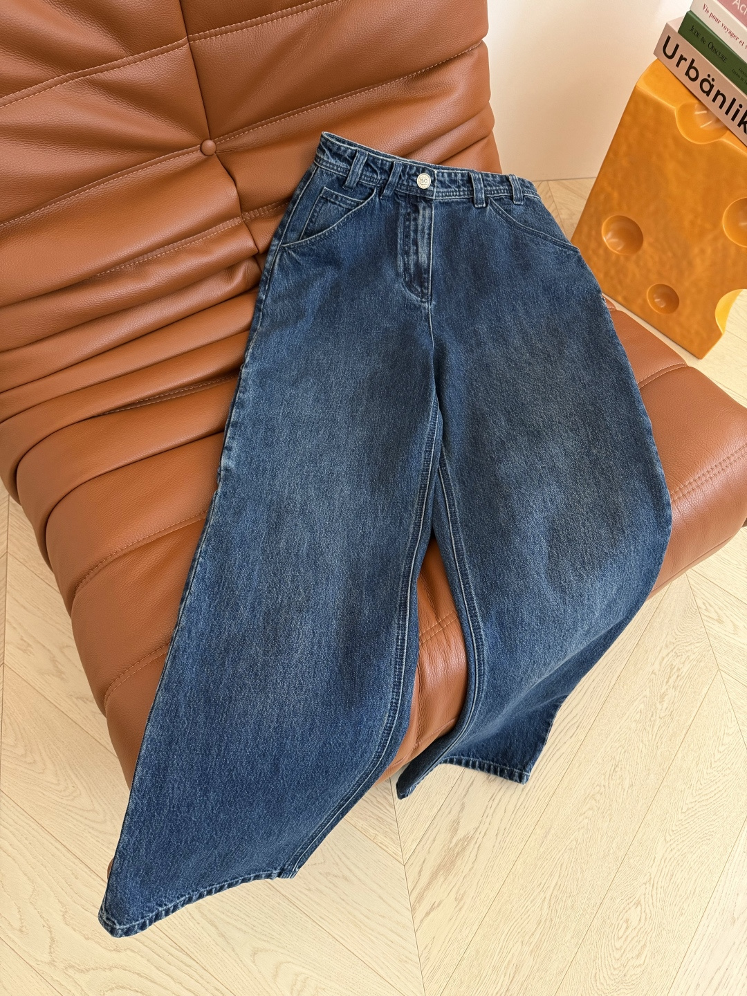 Jennie同款 26春夏 镂空立体双C图案装饰牛仔裤 重磅推荐 这一条上身太好看了啊 妥妥的高颜值牛仔