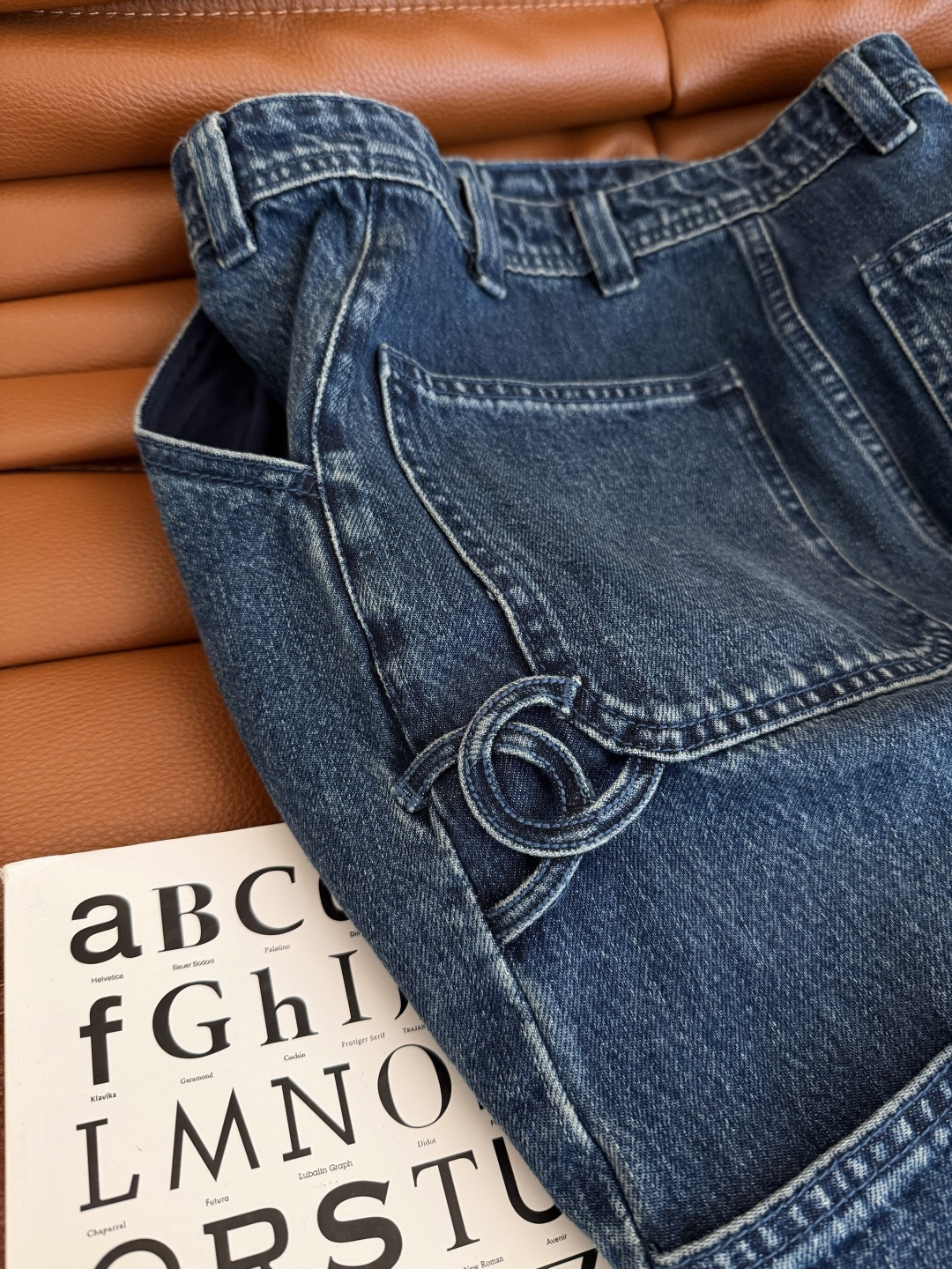 Jennie同款 26春夏 镂空立体双C图案装饰牛仔裤 重磅推荐 这一条上身太好看了啊 妥妥的高颜值牛仔