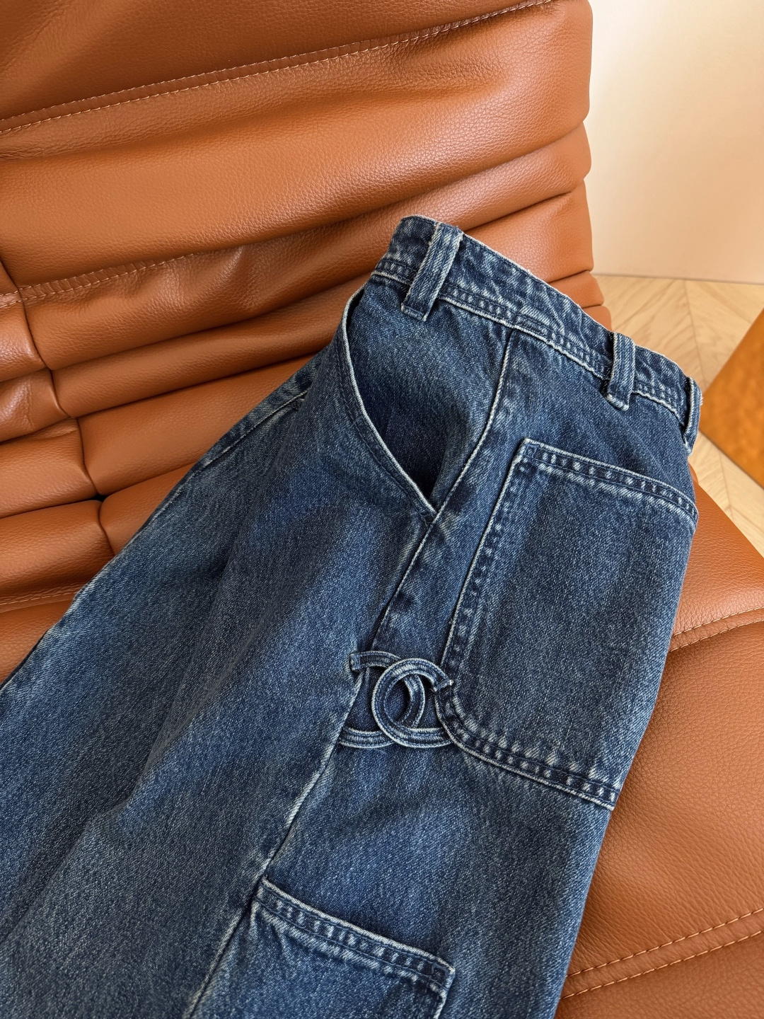 Jennie同款 26春夏 镂空立体双C图案装饰牛仔裤 重磅推荐 这一条上身太好看了啊 妥妥的高颜值牛仔