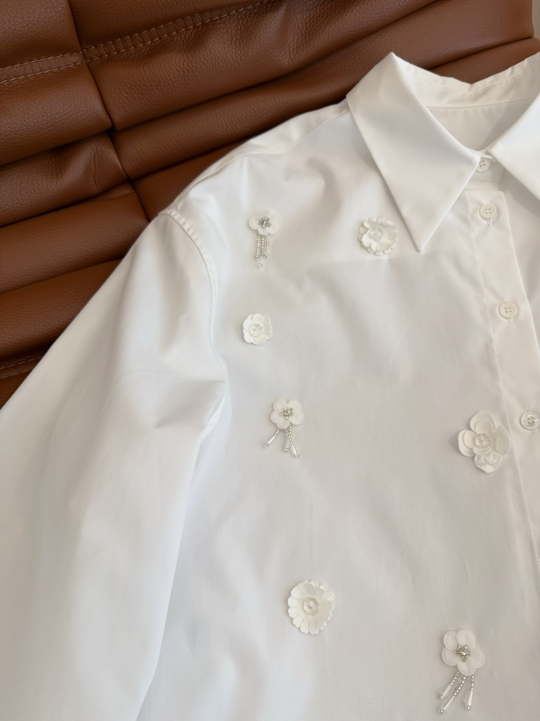 26春夏 重工立体花朵装饰衬衫 廓形感的简约白衬衫 搭配纯手工的珠花装饰 简约又不会缺少高级感 不管是日