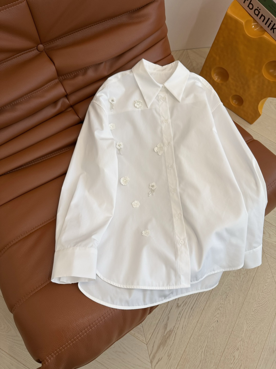 26春夏 重工立体花朵装饰衬衫 廓形感的简约白衬衫 搭配纯手工的珠花装饰 简约又不会缺少高级感 不管是日