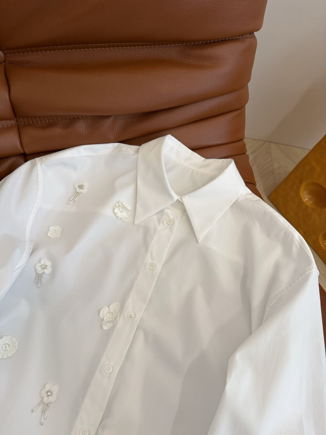 26春夏 重工立体花朵装饰衬衫 廓形感的简约白衬衫 搭配纯手工的珠花装饰 简约又不会缺少高级感 不管是日
