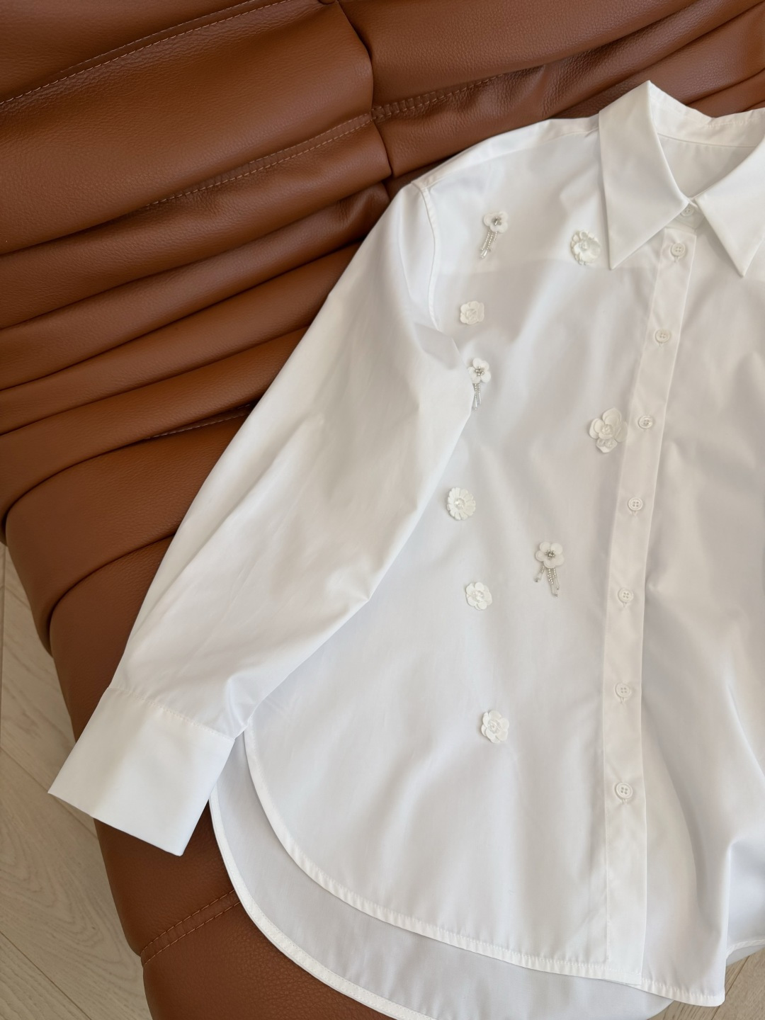 26春夏 重工立体花朵装饰衬衫 廓形感的简约白衬衫 搭配纯手工的珠花装饰 简约又不会缺少高级感 不管是日