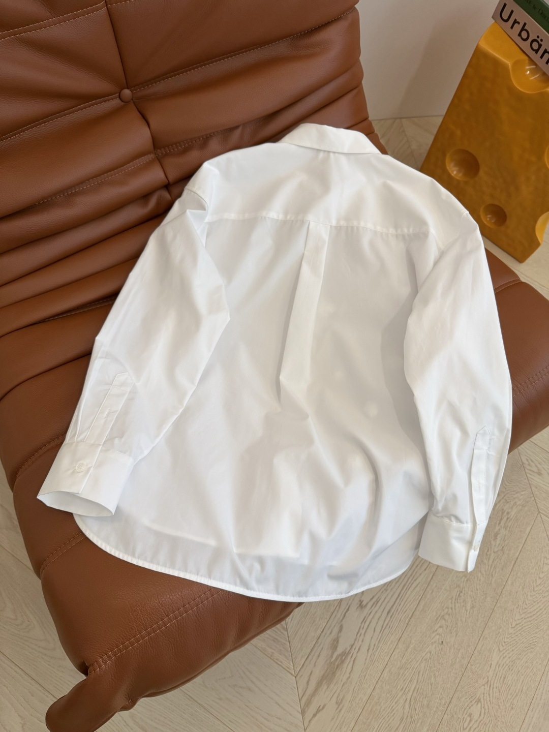 26春夏 重工立体花朵装饰衬衫 廓形感的简约白衬衫 搭配纯手工的珠花装饰 简约又不会缺少高级感 不管是日