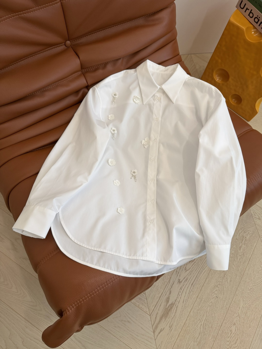 26春夏 重工立体花朵装饰衬衫 廓形感的简约白衬衫 搭配纯手工的珠花装饰 简约又不会缺少高级感 不管是日