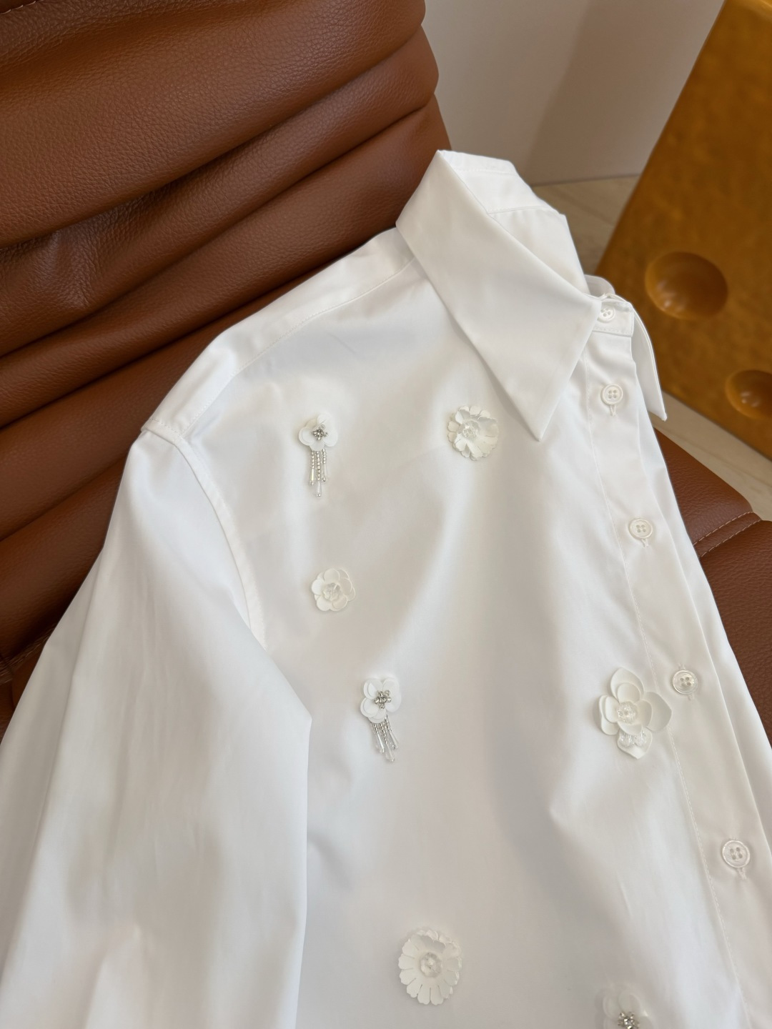 26春夏 重工立体花朵装饰衬衫 廓形感的简约白衬衫 搭配纯手工的珠花装饰 简约又不会缺少高级感 不管是日