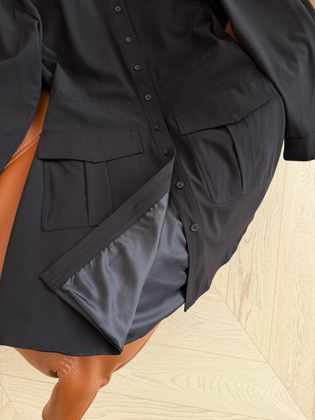 经典小黑裙来袭 26ss 口袋边刺绣凯旋门logo装饰连衣裙 简约又经典的Look 超级耐看的小黑裙 高