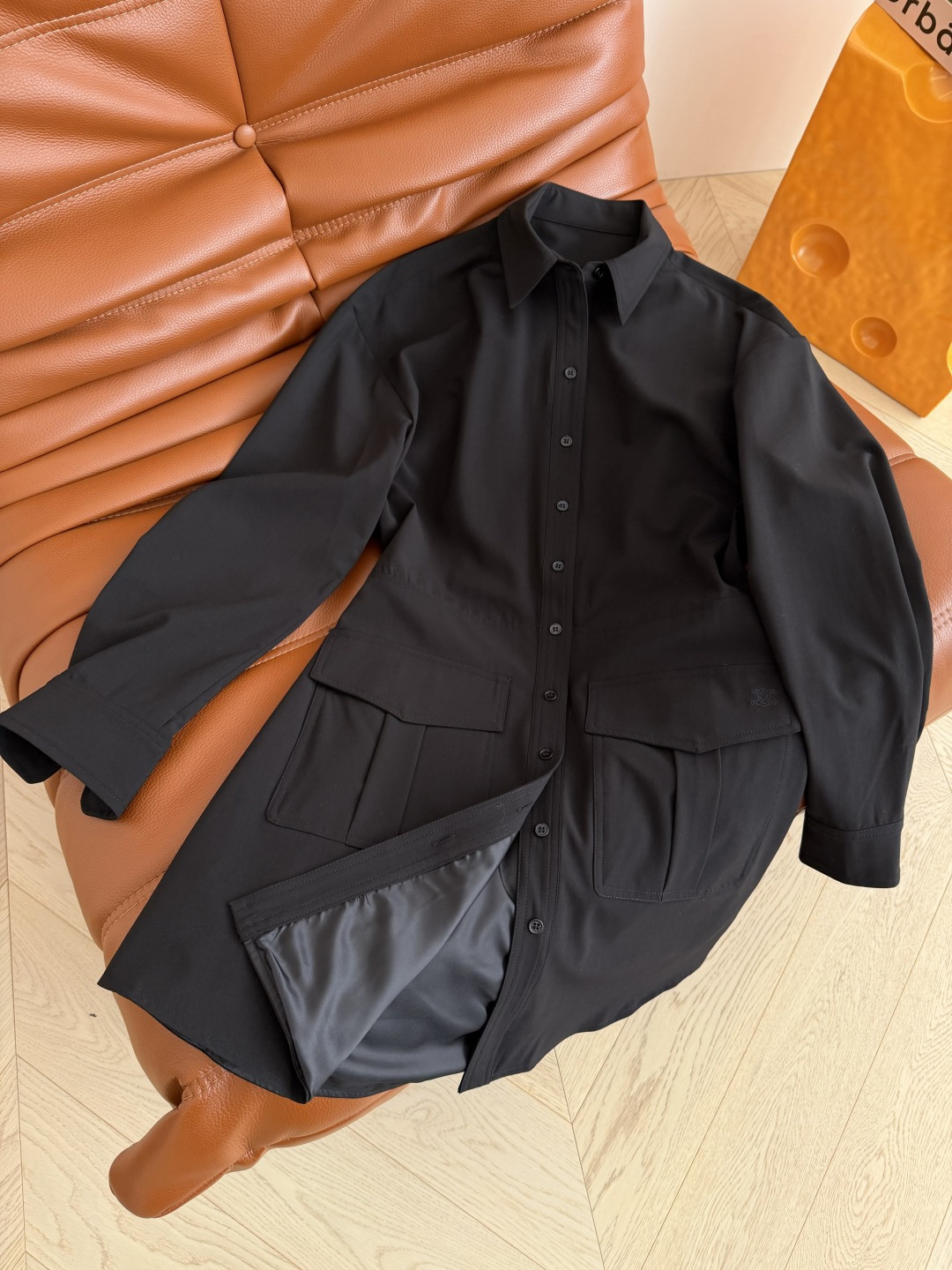 经典小黑裙来袭 26ss 口袋边刺绣凯旋门logo装饰连衣裙 简约又经典的Look 超级耐看的小黑裙 高