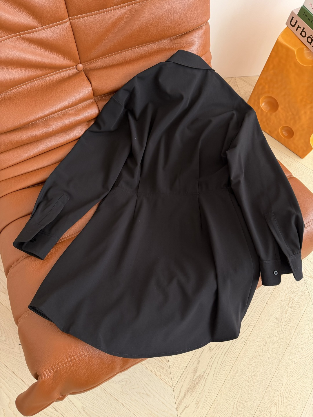 经典小黑裙来袭 26ss 口袋边刺绣凯旋门logo装饰连衣裙 简约又经典的Look 超级耐看的小黑裙 高