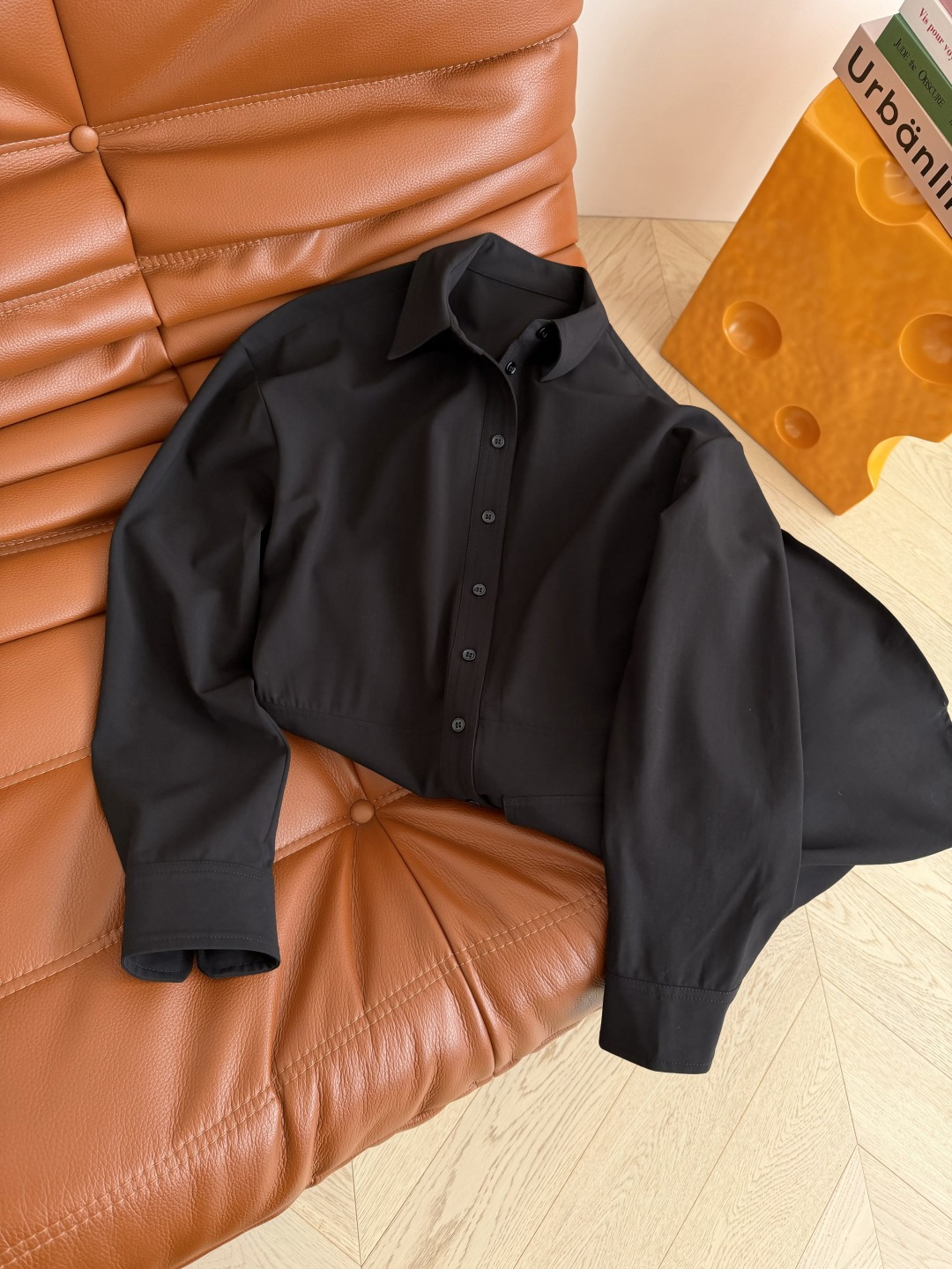 经典小黑裙来袭 26ss 口袋边刺绣凯旋门logo装饰连衣裙 简约又经典的Look 超级耐看的小黑裙 高