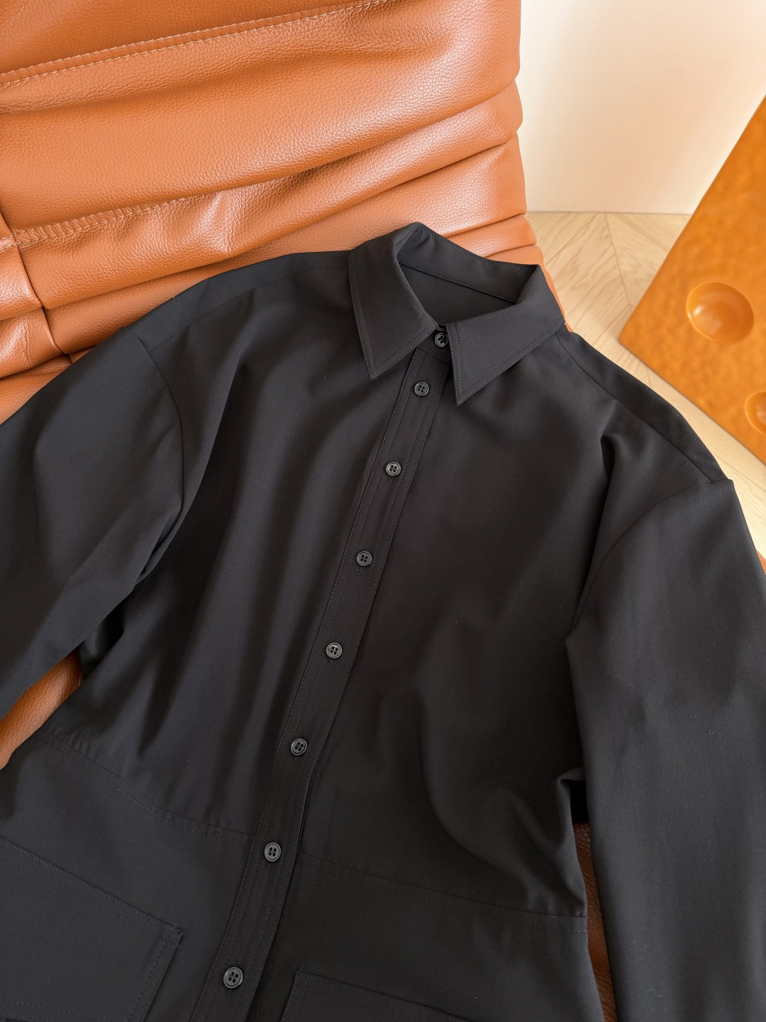 经典小黑裙来袭 26ss 口袋边刺绣凯旋门logo装饰连衣裙 简约又经典的Look 超级耐看的小黑裙 高