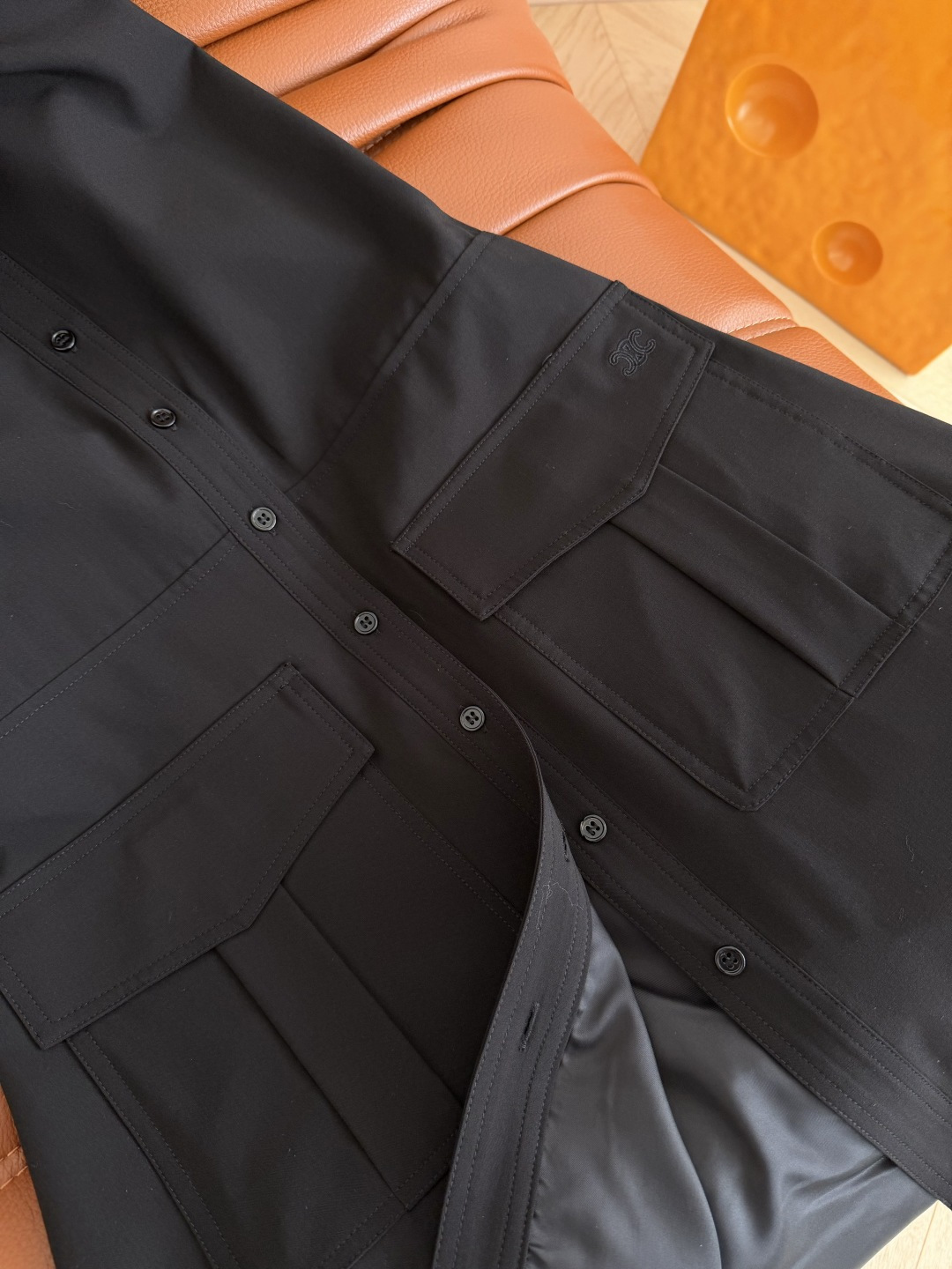 经典小黑裙来袭 26ss 口袋边刺绣凯旋门logo装饰连衣裙 简约又经典的Look 超级耐看的小黑裙 高