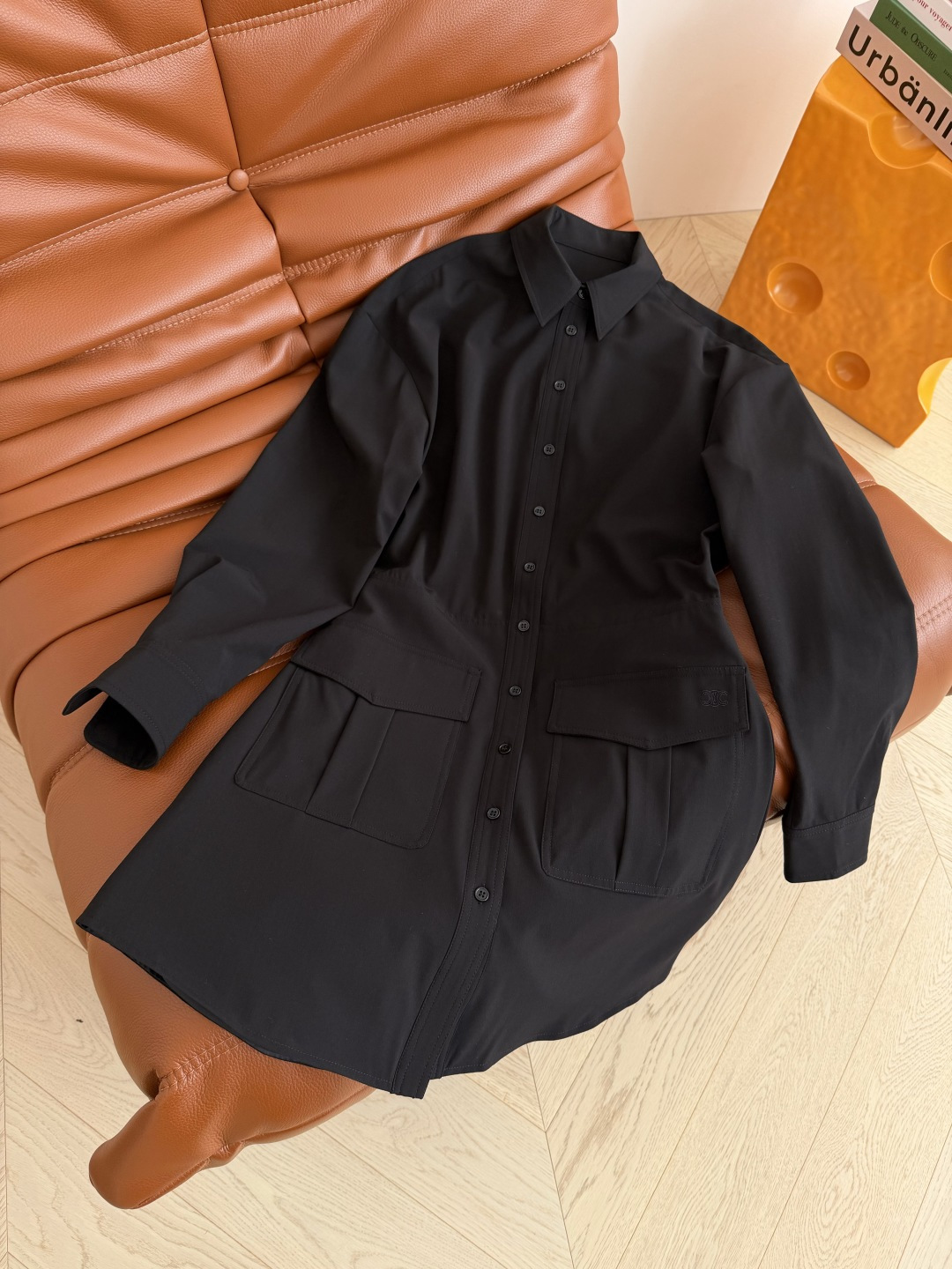 经典小黑裙来袭 26ss 口袋边刺绣凯旋门logo装饰连衣裙 简约又经典的Look 超级耐看的小黑裙 高