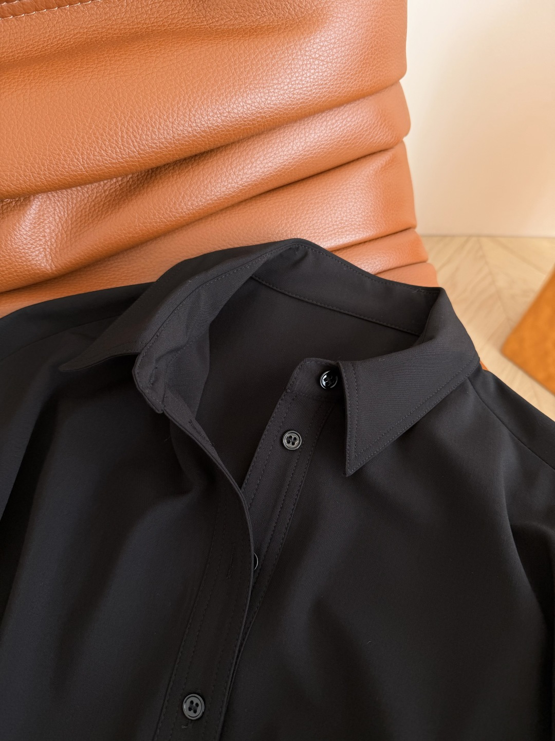 经典小黑裙来袭 26ss 口袋边刺绣凯旋门logo装饰连衣裙 简约又经典的Look 超级耐看的小黑裙 高