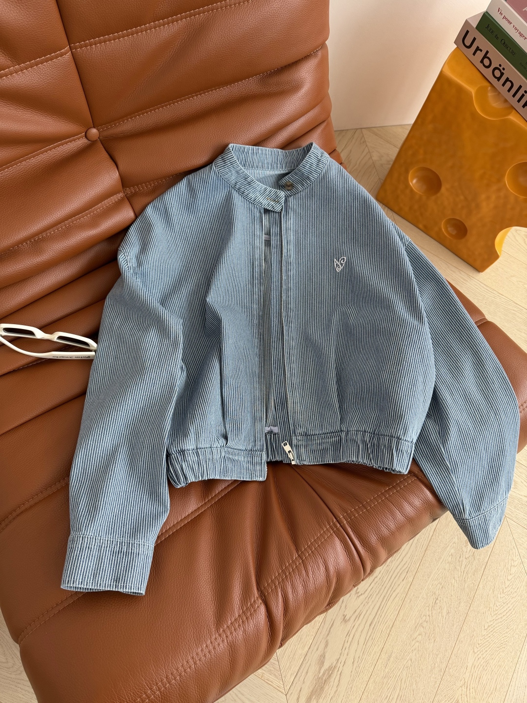 26ss 小桃心刺绣条纹牛仔棉外套 是轻薄的牛仔棉面料 空调房或者当防晒外套都不错 复古蓝白条特别清爽 