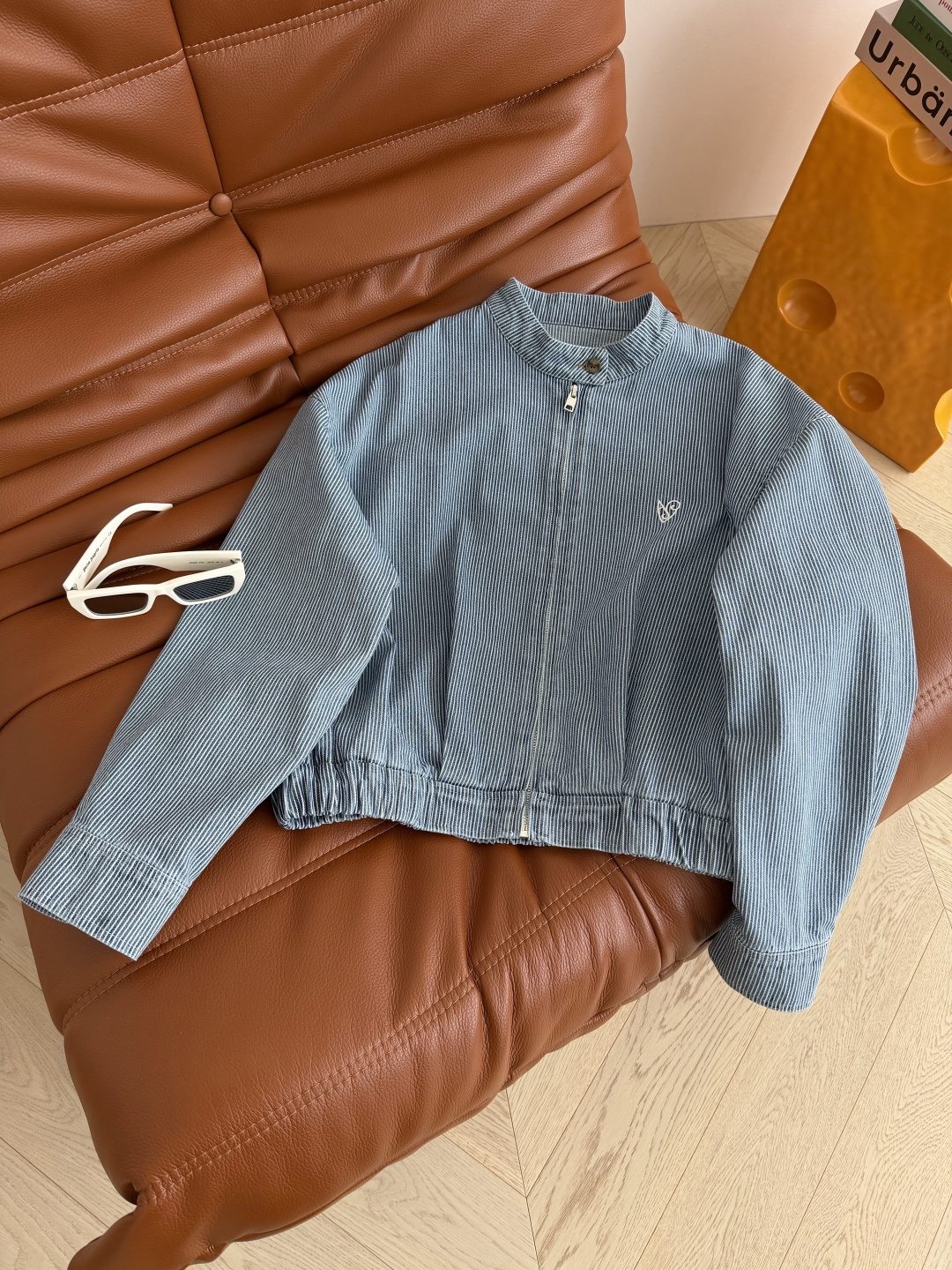 26ss 小桃心刺绣条纹牛仔棉外套 是轻薄的牛仔棉面料 空调房或者当防晒外套都不错 复古蓝白条特别清爽 