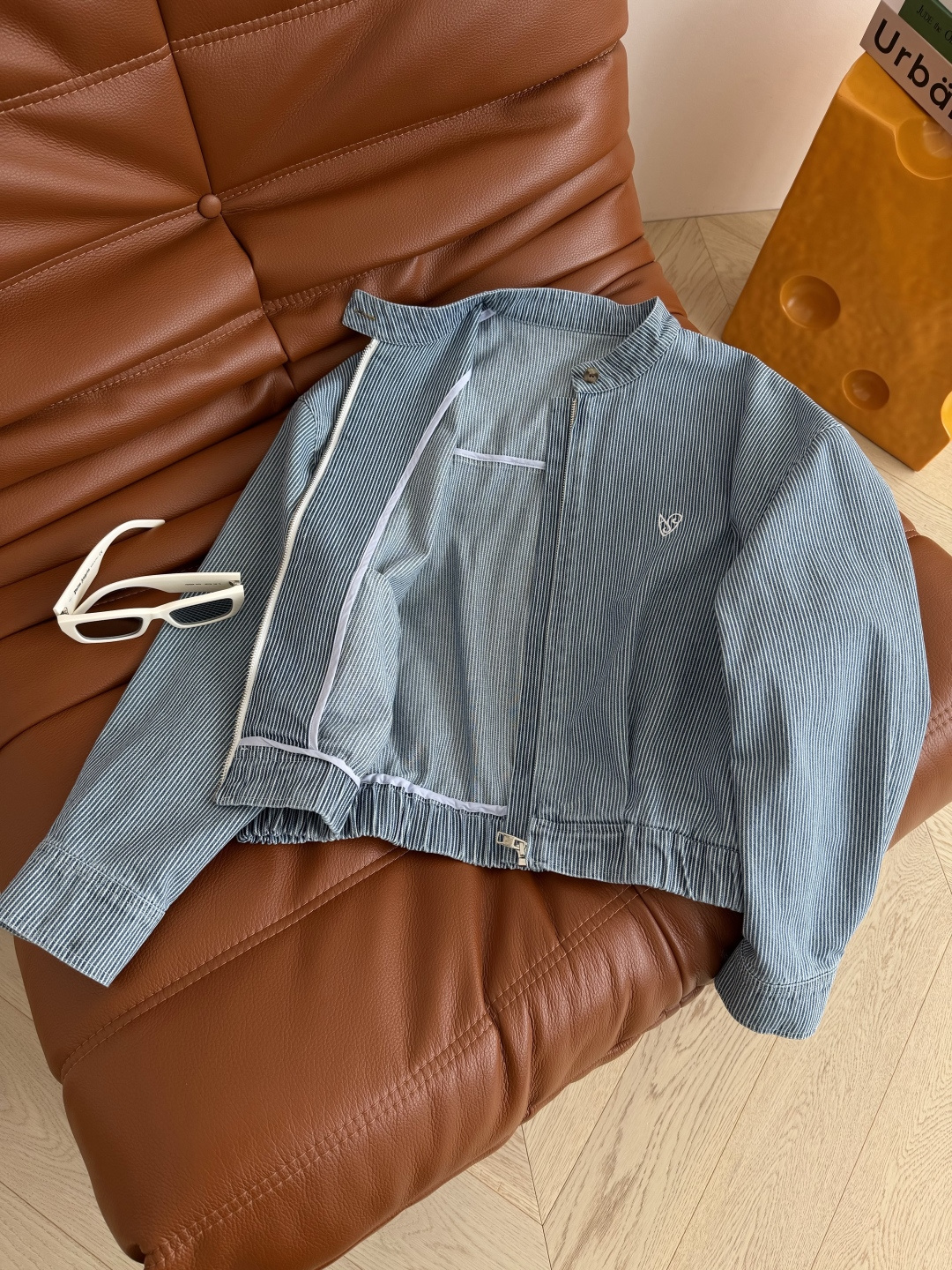 26ss 小桃心刺绣条纹牛仔棉外套 是轻薄的牛仔棉面料 空调房或者当防晒外套都不错 复古蓝白条特别清爽 