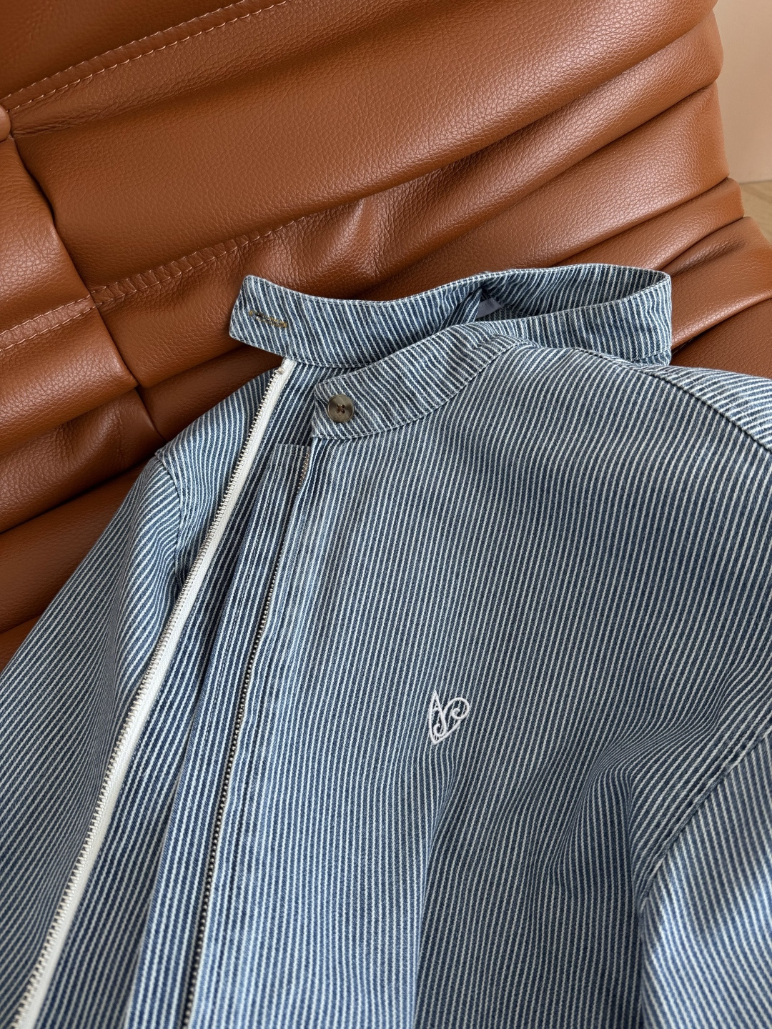 26ss 小桃心刺绣条纹牛仔棉外套 是轻薄的牛仔棉面料 空调房或者当防晒外套都不错 复古蓝白条特别清爽 