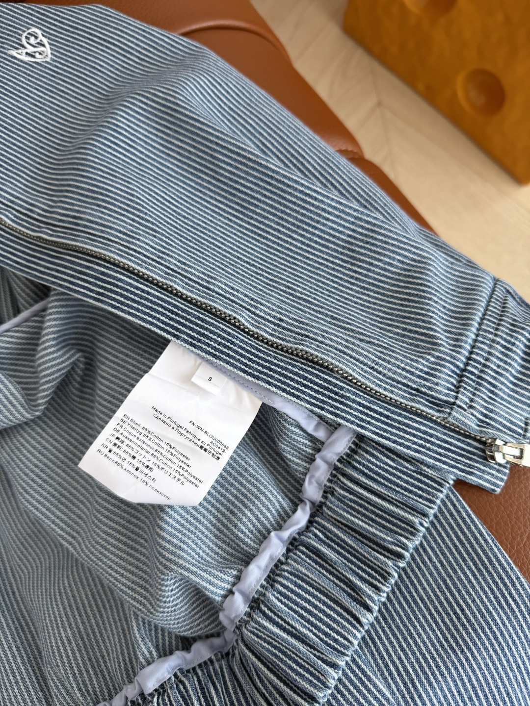 26ss 小桃心刺绣条纹牛仔棉外套 是轻薄的牛仔棉面料 空调房或者当防晒外套都不错 复古蓝白条特别清爽 