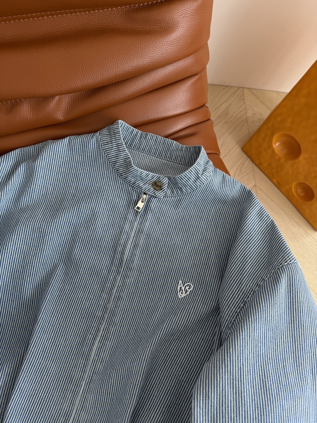 26ss 小桃心刺绣条纹牛仔棉外套 是轻薄的牛仔棉面料 空调房或者当防晒外套都不错 复古蓝白条特别清爽 