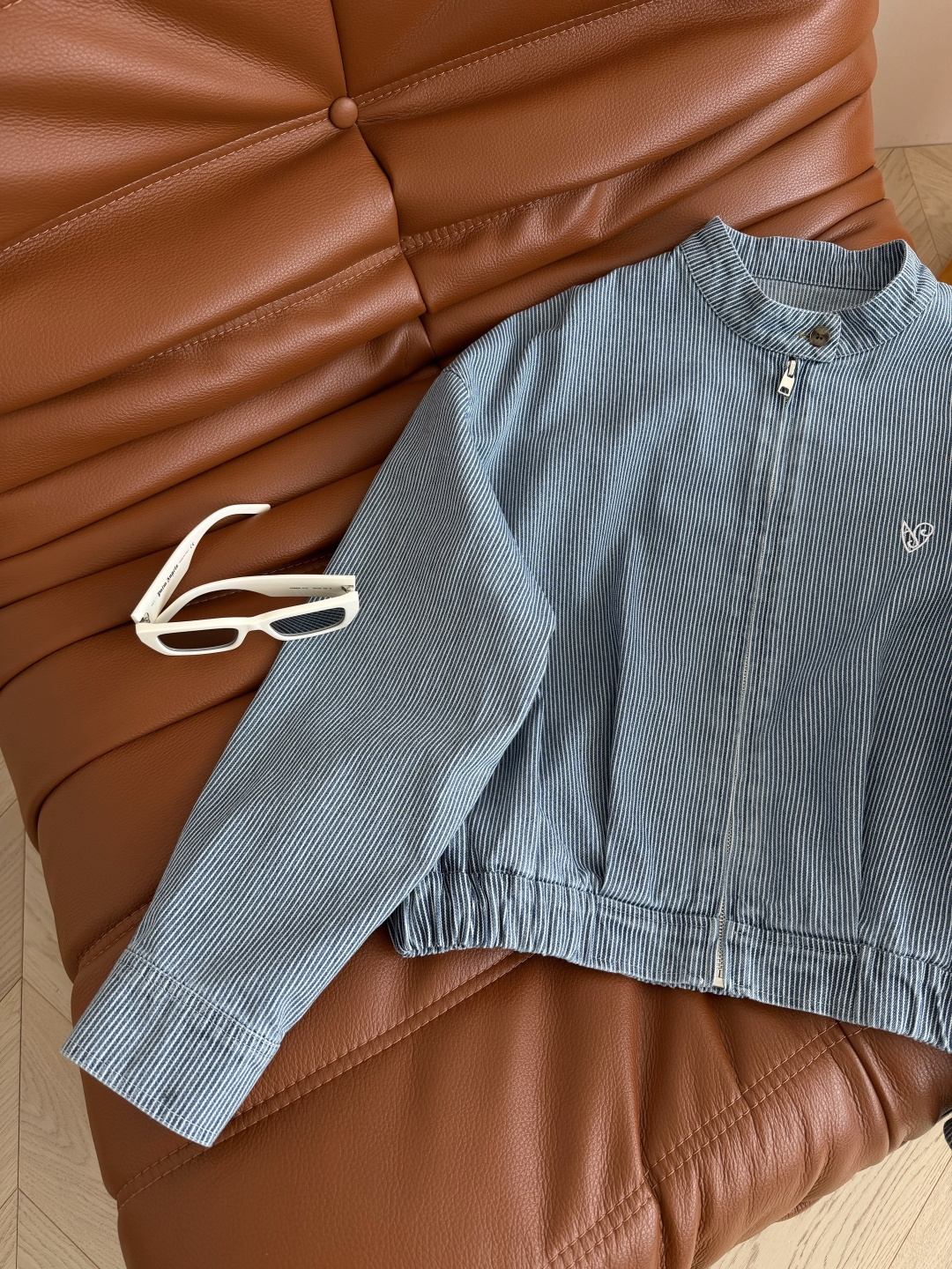 26ss 小桃心刺绣条纹牛仔棉外套 是轻薄的牛仔棉面料 空调房或者当防晒外套都不错 复古蓝白条特别清爽 