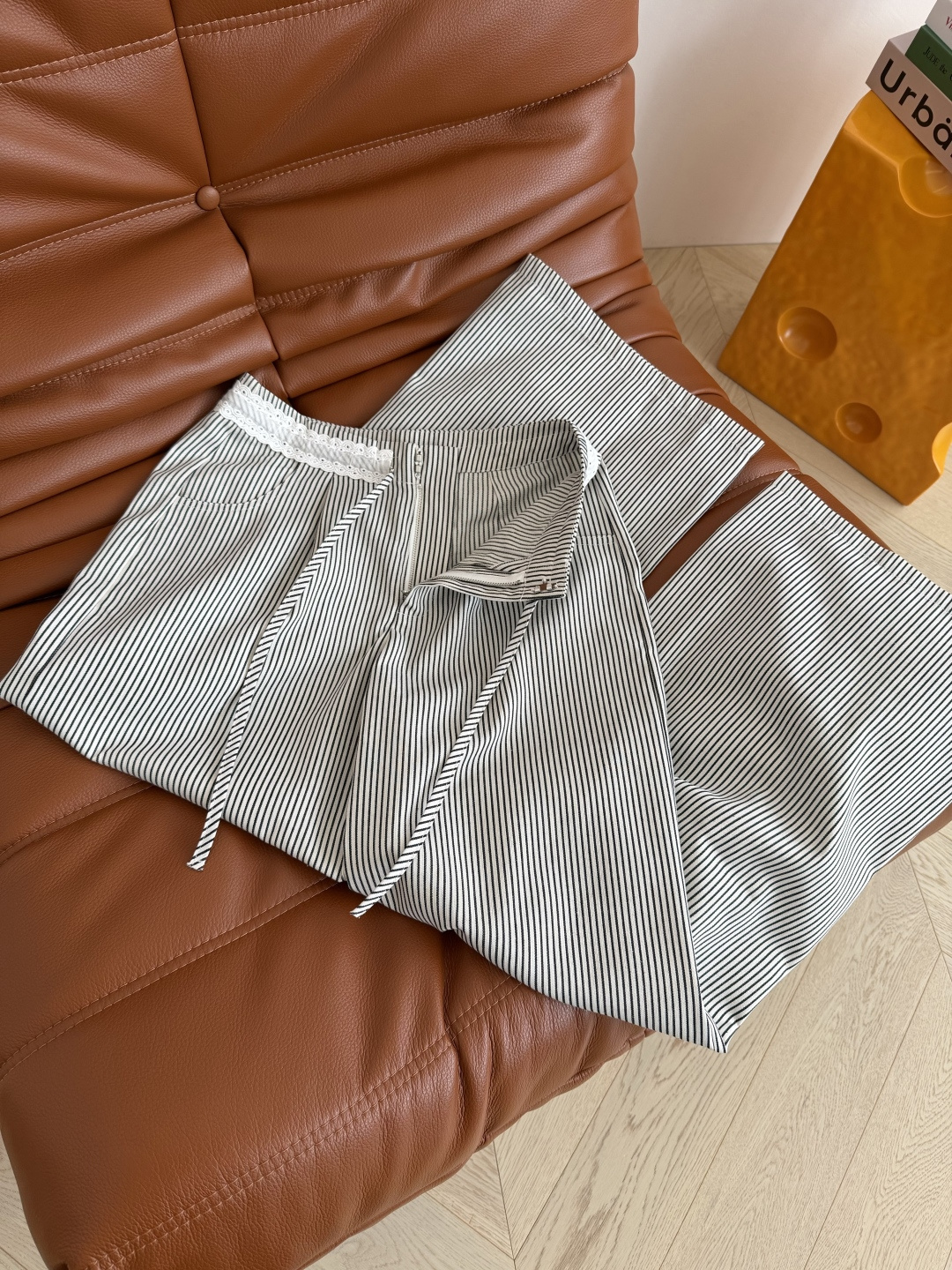 遛弯出街神裤 搭什么都不费力的松弛感 26春夏 腰部刺绣花片拼接条纹裤 竖条纹的魔力就是可以把双腿视觉感